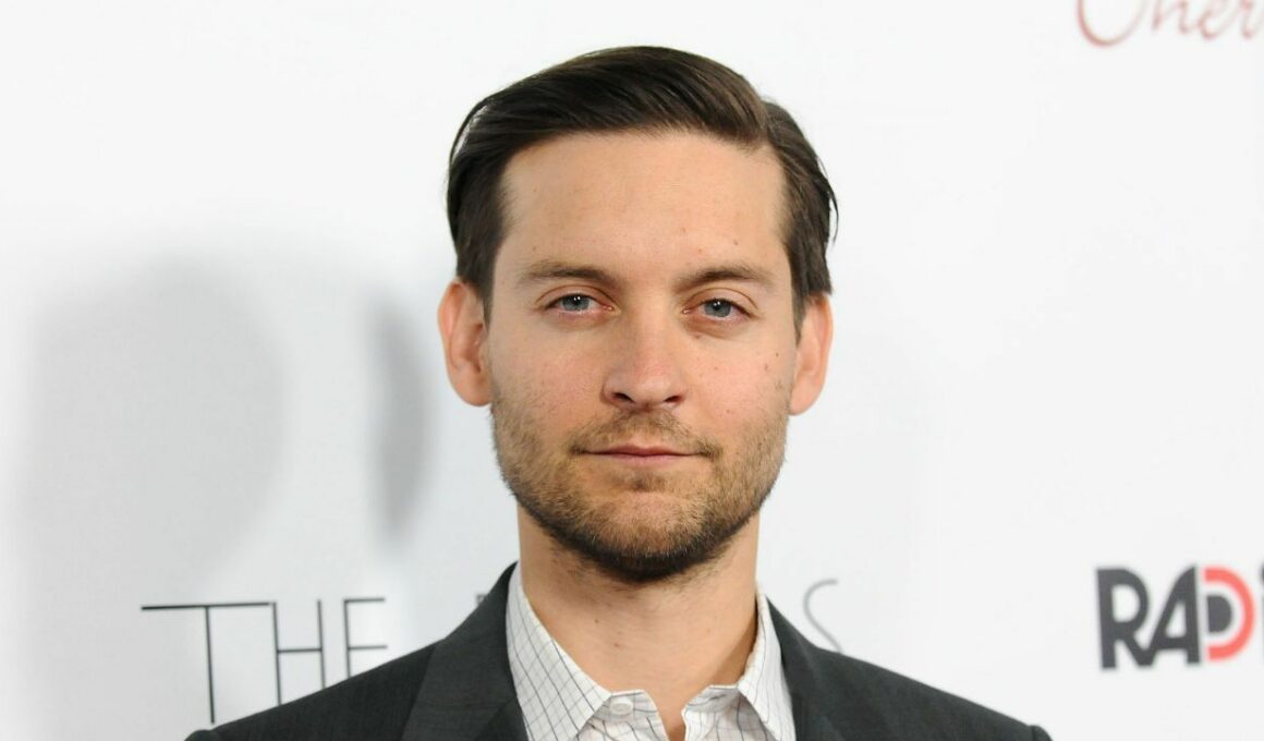 how old was tobey maguire in spider man
