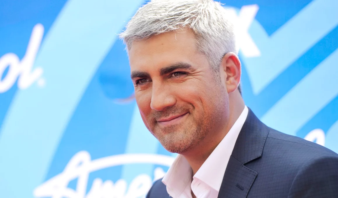 Is Taylor Hicks Gay?